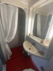 Koupelna v ubytování Boutique Hotel Lumaa Marinero