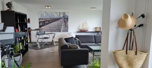 - un salon avec un canapé et une chaise dans l'établissement Les Croisettes 88, design loft XXL with amazing vue for peaceful stay, à Trooz