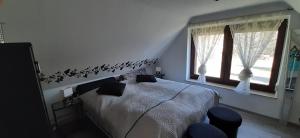 ein Schlafzimmer mit einem Bett mit Vögeln an der Wand in der Unterkunft Ferienwohnung Rosi Stoppa in Burg + 16 Fotos