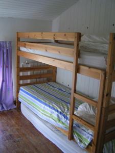 Etagenbett in einem Zimmer mit 2 Etagenbetten in der Unterkunft Pegasus, Les Constellations in Doeuil-sur-le-Mignon
