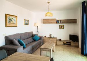 a living room with a couch and a table at Vivienda Rural Antares in Cómpeta