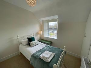 - une chambre avec un lit et une fenêtre dans l'établissement Creamery Cottage, à Kenmare