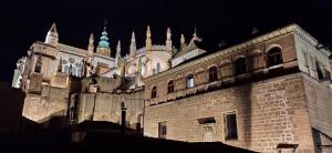 un gran edificio con una torre de reloj encima en La Posada de Manolo, en Toledo