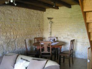una sala da pranzo con tavolo e sedie di Cassiopeia - Les Constellations a Doeuil-sur-le-Mignon