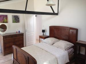 1 dormitorio con 1 cama con cabecero de madera en Gemini, Les Constellations Gite Complex, en Doeuil-sur-le-Mignon