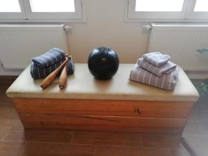 a table with towels and a ball on top of it at Ferienwohnung Am Schloßberg in Solingen +13 photos