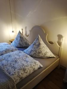 Un pat sau paturi într-o cameră la Ferienwohnung Am Schloßberg