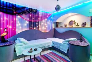 een kamer met een bed, een tafel en verlichting bij Studio with shared pool enclosed garden and wifi at Torrevieja 1 km away from the beach in Torrevieja