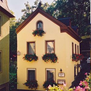 コッヘムにあるPension Haus Andreasの花箱付きの家