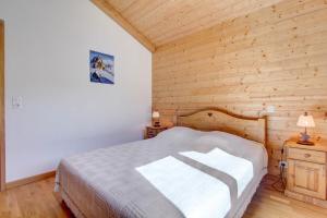 モルジヌにあるLes Césaries A7の木製の壁のベッドルーム1室(ベッド1台付)