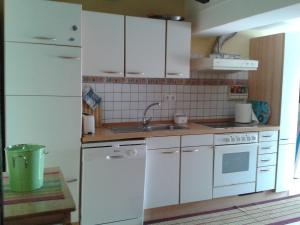 - une cuisine avec des placards blancs et un évier dans l'établissement Villa with garden and pool in Denia, à Dénia