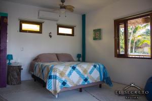 Postel nebo postele na pokoji v ubytování Room in Lodge - Ocean View Cabin below
