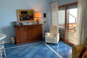 Una televisión o centro de entretenimiento en Casa Alexandr Piedigrotta