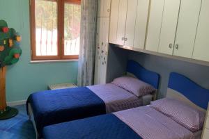 A bed or beds in a room at Casa Alexandr Piedigrotta