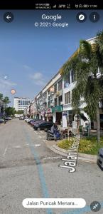 ulica z samochodami zaparkowanymi na parkingu w obiekcie LSN Hotel (KL) Sdn Bhd w Kuala Lumpur