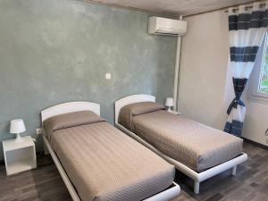 Zimmer mit 2 Betten in einem Zimmer in der Unterkunft Casa Buby in Cadenazzo