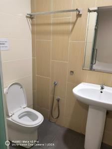 uma casa de banho com um WC e um lavatório em LSN Hotel (KL) Sdn Bhd em Kuala Lumpur