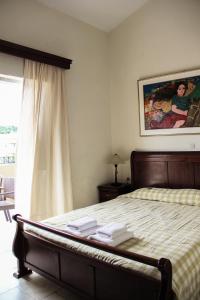 1 dormitorio con 1 cama con 2 toallas en Aqualand Resort en Agios Ioannis