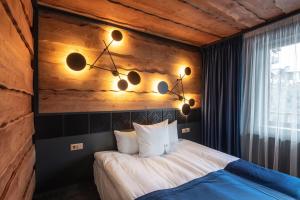Un pat sau paturi într-o cameră la Stara Pravda Hotel - Vykrutasy