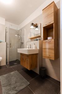 ein Badezimmer mit Waschbecken und Dusche in der Unterkunft Ferienwohnung hinter der Krämerbrücke in Erfurt + 27 Fotos