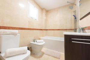 a bathroom with a toilet and a tub and a sink at Martín- Bungalow a pie de playa V7 in Calpe +12 photos
