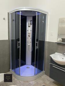 uma cabina de duche em vidro na casa de banho com um lavatório em Terrace Boutique Inn em Roma