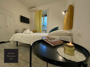 um quarto com uma cama e uma mesa com uma vela em Terrace Boutique Inn em Roma