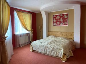 Un pat sau paturi într-o cameră la Avtoport Restorant Hotel Complex