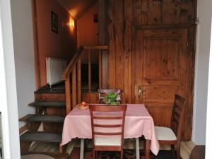 a table with a pink table cloth and flowers on it at Pensiunea Anita in Haţeg