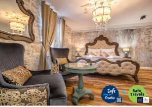 Posteľ alebo postele v izbe v ubytovaní Plaza Marchi Old Town - MAG Quaint & Elegant Boutique Hotels