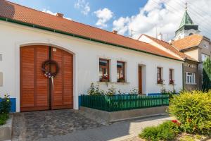 una casa bianca con garage in legno di U Stařenky a Dolní Bojanovice