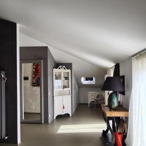 ein Wohnzimmer mit einem weißen Schrank und einem Tisch in der Unterkunft "Nido del Falco" Palazzo Ricotti in Camerano