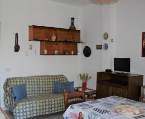 een woonkamer met een bank en een tafel bij Appartamento Zio Michele - Centro dell'Isola in Favignana