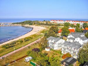 eine Luftansicht auf einen Strand mit Eigentumswohnungen in der Unterkunft Strandvilla Böck FeWo 10 strandnah, Balkon, Meerblick in Glowe