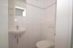 Koupelna v ubytování hafennahe Ferienwohnung mit Balkon und Meerblick - Hafenhäuser Wiek Wohnung 06 + 15 fotografií