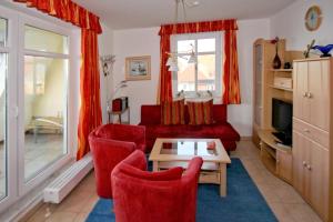 Posezení v ubytování hafennahe Ferienwohnung mit Balkon und Meerblick - Hafenhäuser Wiek Wohnung 15