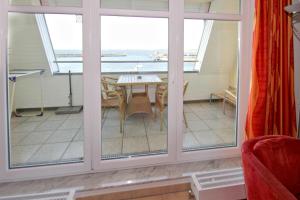 Fotografie z fotogalerie ubytování hafennahe Ferienwohnung mit Balkon und Meerblick - Hafenhäuser Wiek Wohnung 15 v destinaci Wiek auf Rügen 