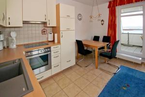 Kuchyň nebo kuchyňský kout v ubytování hafennahe Ferienwohnung mit Balkon und Meerblick - Hafenhäuser Wiek Wohnung 15 + 15 fotografií