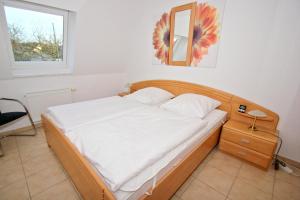 Ένα ή περισσότερα κρεβάτια σε δωμάτιο στο Hafenhäuser Wiek FeWo 15 - Balkon, Meerblick