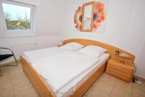 Postel nebo postele na pokoji v ubytování hafennahe Ferienwohnung mit Balkon und Meerblick - Hafenhäuser Wiek Wohnung 15