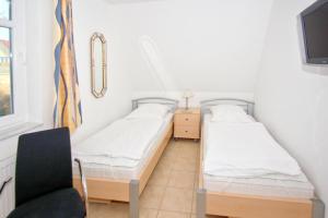 Postel nebo postele na pokoji v ubytování hafennahe Ferienwohnung mit Balkon und Meerblick - Hafenhäuser Wiek Wohnung 15