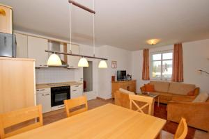 Kuchyň nebo kuchyňský kout v ubytování hafennahe Ferienwohnung mit Balkon und Meerblick - Hafenhäuser Wiek FeWo Wohnung 01 + 13 fotografií