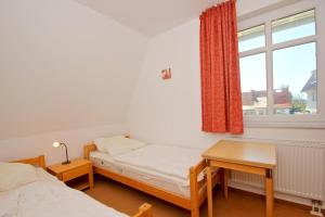 Postel nebo postele na pokoji v ubytování hafennahe Ferienwohnung mit Balkon und Meerblick - Hafenhäuser Wiek FeWo Wohnung 01