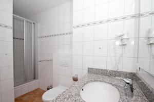 Koupelna v ubytování hafennahe Ferienwohnung mit Balkon und Meerblick - Hafenhäuser Wiek FeWo Wohnung 01