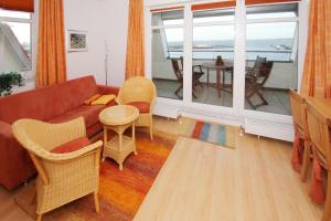 Posezení v ubytování hafennahe Ferienwohnung mit Balkon und Meerblick - Hafenhäuser Wiek Wohnung 13