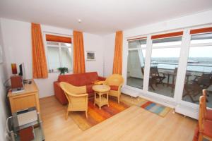 Posezení v ubytování hafennahe Ferienwohnung mit Balkon und Meerblick - Hafenhäuser Wiek Wohnung 13