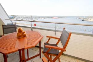 Balkón nebo terasa v ubytování hafennahe Ferienwohnung mit Balkon und Meerblick - Hafenhäuser Wiek Wohnung 13