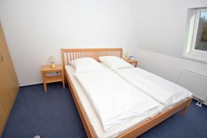 Postel nebo postele na pokoji v ubytování hafennahe Ferienwohnung mit Balkon und Meerblick - Hafenhäuser Wiek Wohnung 13