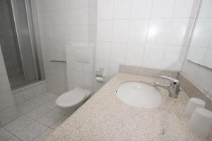 Koupelna v ubytování hafennahe Ferienwohnung mit Balkon und Meerblick - Hafenhäuser Wiek Wohnung 13