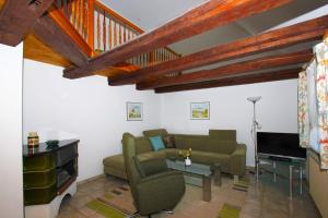 ヴィーク・アウフ・リューゲンにあるFerienhaus Storchennest Haus Terrasse, Gartenのリビングルーム(ソファ、ピアノ付)